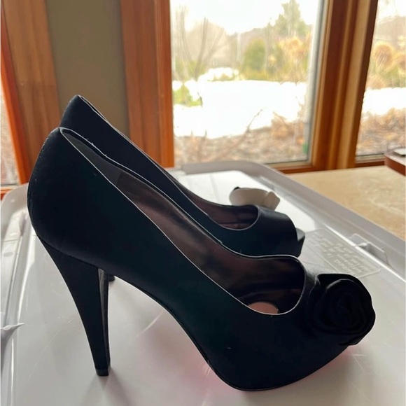 New Paris Hilton Black and Pink Heels - Picture 2 of 2